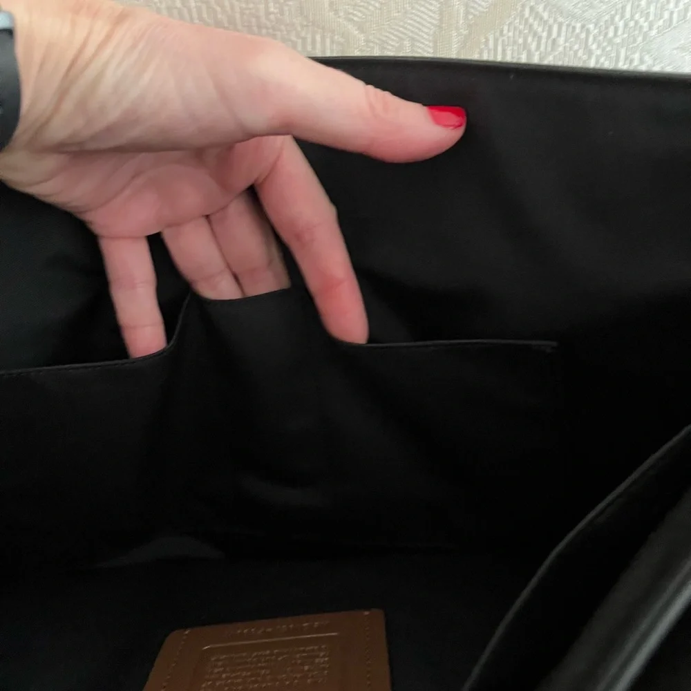 Houston Messenger leather briefcase with a large flap and a magnetic closure-NWT
